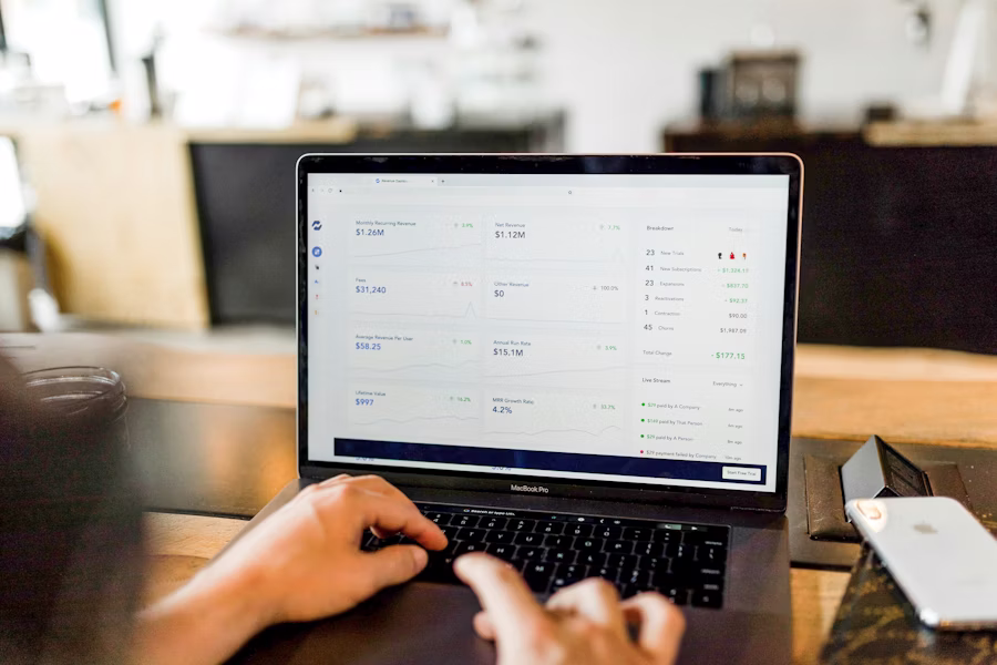 Pessoa estudando guias digitais e planejamento de site